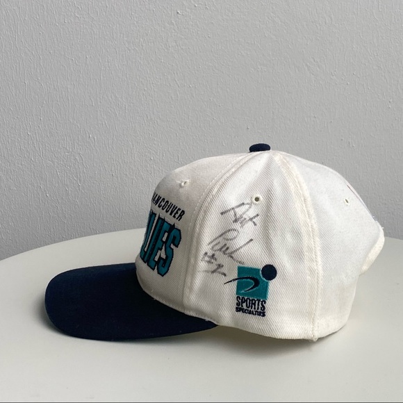 Vintage Autographed Vancouver Grizzlies Snapback - Picture 2 of 6